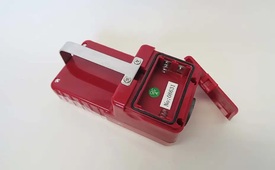 D2【used】携帯用緊急信号発光器 乾電池式 赤色灯 携帯用緊急信号発光器 乾電池式