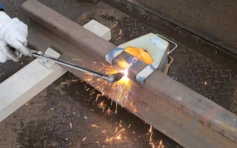 レール溶断用火花防止金具