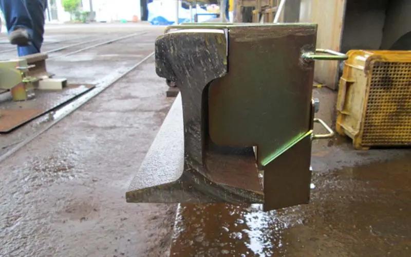 レール溶断用火花防止金具